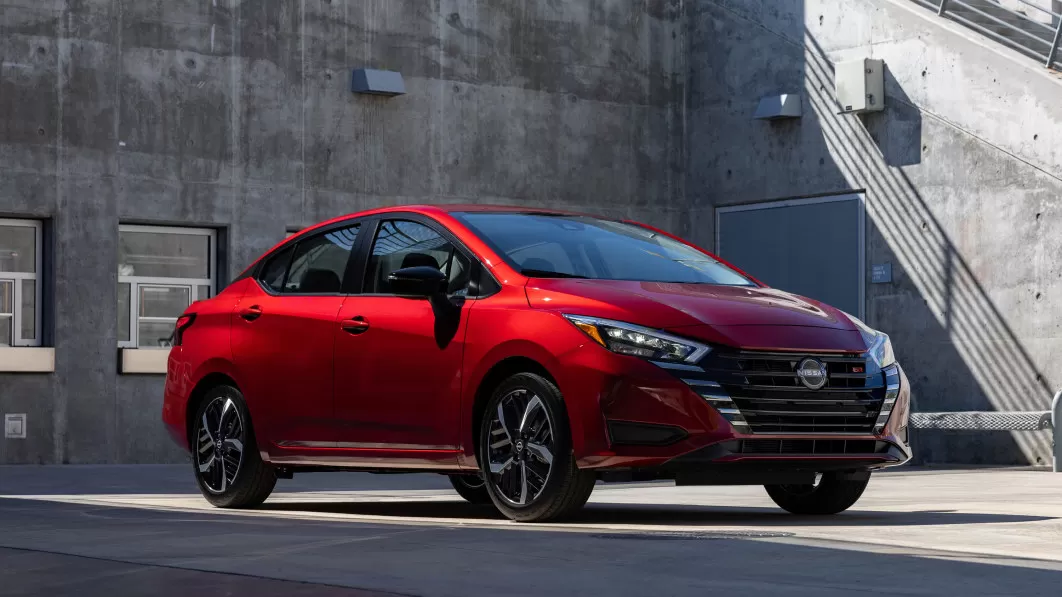 Nissan Versa rossa sus strada