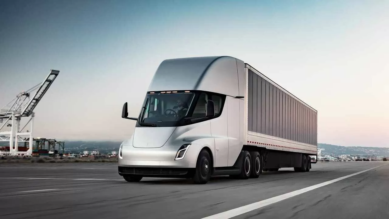 Tesla porta la produzione del camion elettrico Semi a Gigafactory Berlin