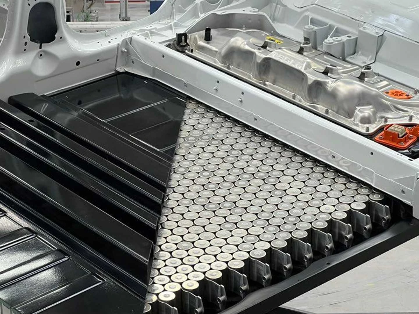 Tesla Recluta un Esperto di Produzione di Semiconduttori per la Fabbricazione delle Batterie